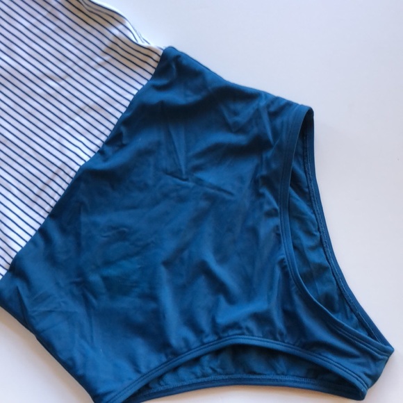 Body Glove | Short Sleeve One Piece Swimsuit in Simply Me - Picture 4 of 9